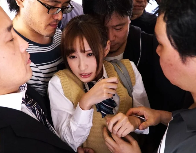 いつもの電車で痴漢にあったJKが抗うことをしなかったためOK娘と思い込み仲間を集めて肉棒の餌食にしていく！