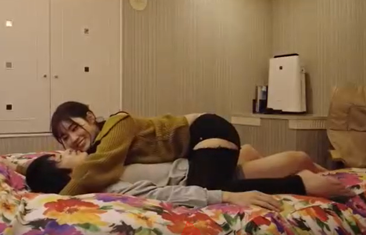 いちゃつくデカ乳お姉さんが買い物帰りのＭ男に我慢できずチ〇ポ弄び豊満な肉体露わにして責めまくる！