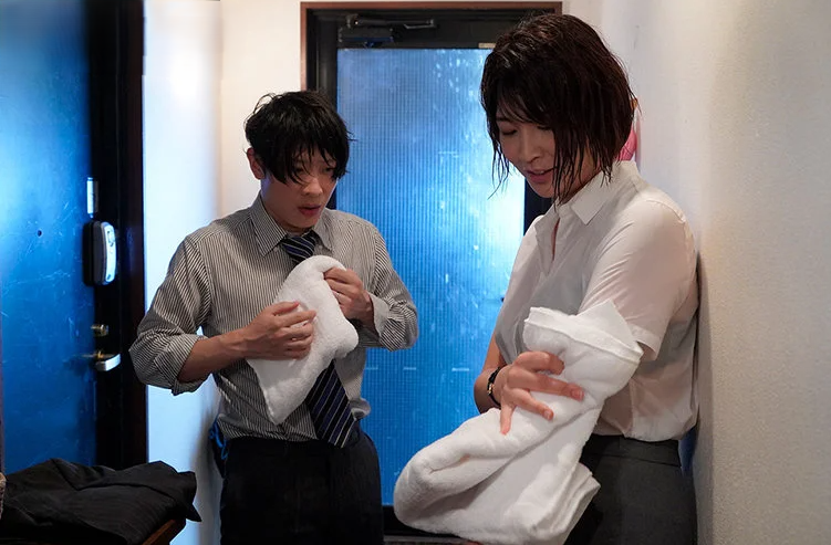 大雨で自宅へ招待してくれた先輩の透けた下着姿に興奮してしまい嫁がいるのに我慢できず快楽を貪りまくる！