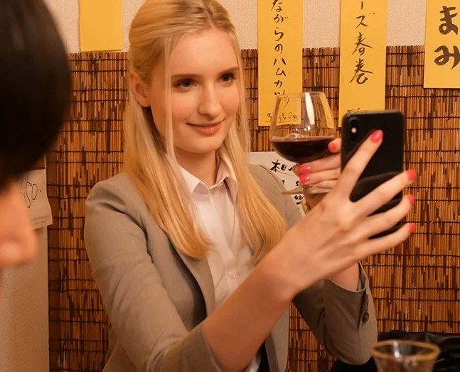 相部屋になったブロンドOLが抵抗するも上司の毒牙にかかり肉体貪られ絶倫チ〇ポに何度もイカされてしまう！