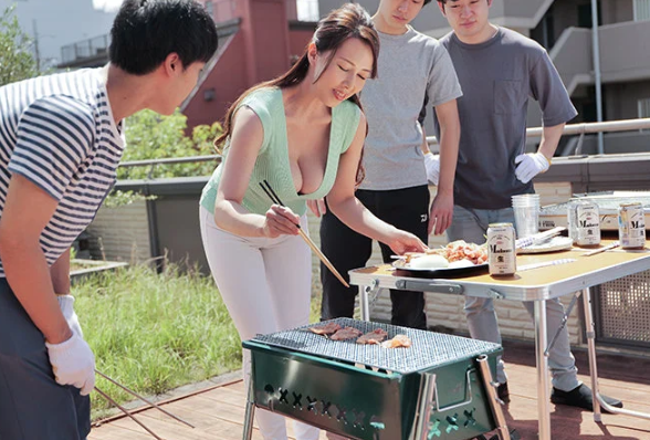 息子の友人の若々しい性欲に飲み込まれる人妻！『あぁん♡元気なチ●ポね♡』快楽に屈した熟女はメス犬と化し丁寧にご奉仕！