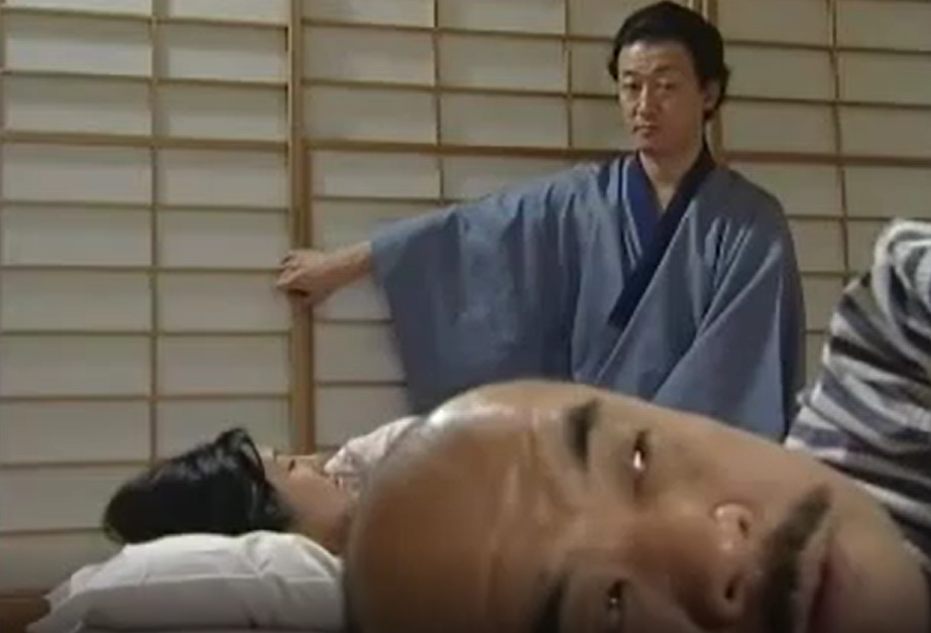 眠る親子の元に忍び寄る魔の手！『あぁ…ダメよ…♡』やらしい手つきと”お前を抱く”という気持ちに圧倒され父の前でアクメ！