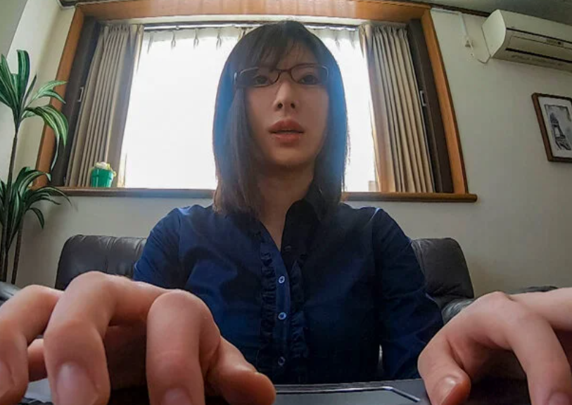 出来る部下は仕事だけじゃなくてチ●ポの世話まで！『気持ち良いですかぁ♡？』命令されればモニターの前でオナニーまで披露！