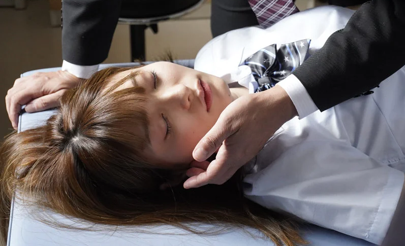 教師に呼び出され飲んだお茶に混入した薬で眠らされたJKが制服脱がされて体弄ばれチ〇ポを口に突っ込まれる！