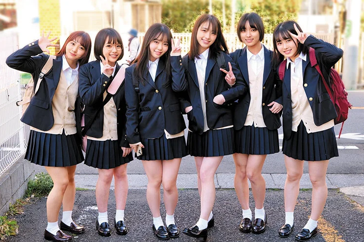好奇心旺盛な仲良しJKたちが男の感じる部分を探求するため隈なく舐めまわし興奮覚え次々とハメまくる！