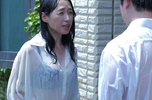 仲の良い母と息子に血縁関係が無いことが判明し崩れた親子の絆！『あぁっ♡愛してるわ♡』ぶっ壊れた母子の中出し交尾！