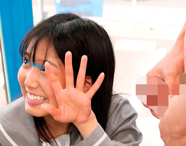賞金目当てにMM号に乗り込む制服JK！『んぐぅ…！あぁっ♡』苦悶の顔で隆々したディルドを小さいマ●コで飲み込んでいく！