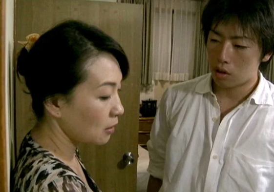 新しい母親は旦那の居ない間に男を連れ込み不倫交尾！『お願いだから内緒にして…』義理の息子にバレてマ●コで許しを請う！