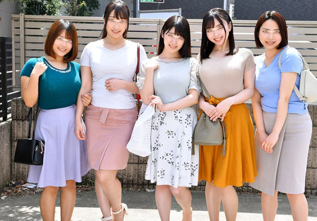 旦那が働く真昼間に行われる主婦の宴！『王様だ～れだっ♡』童貞男子には眩しすぎる人妻のパンティとおっぱいに囲まれハーレム！