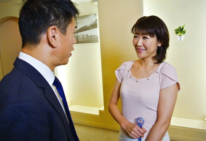 五十路になっても現役な熟女！『お願いよ…寂しいの…』心の隙間もマ●コも埋めるにはチ●ポしかないと義理の息子に懇願！
