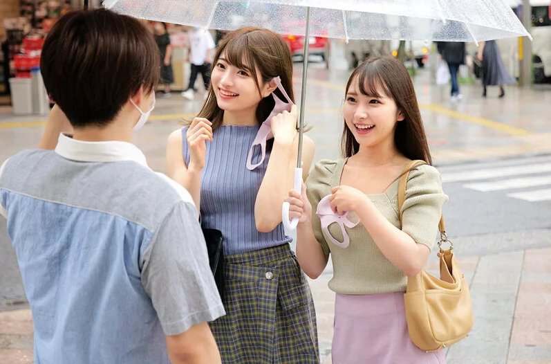 女子学生2人がチェリー君をナンパして筆おろし！金額に目がくらんだ娘たちがチ〇ポ奪い合い初めてのマ〇コ味わせる！