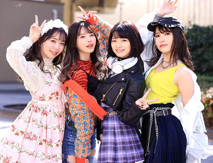 【松本いちか/倉本すみれ/枢木あおい/百瀬あすかx女子会ハーレム】突然呼び出されたM男をオモチャのように痴女りまくる！