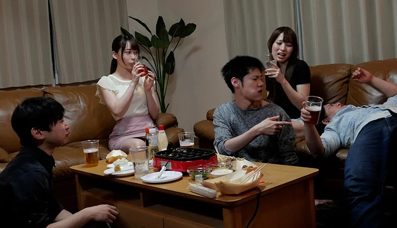 学内でも飛びぬけてかわいい娘が酔うと豹変しキス魔に！チ〇ポしゃぶりだし底なしの性欲で男を無我夢中にさせる！