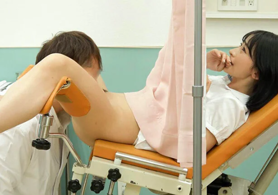 スケベに全振りした医者は隠しカメラを仕掛けて患者をエロ診察！『んあぁ…なんでチ●ポが…♡』気付いたときには大量中出しｗ