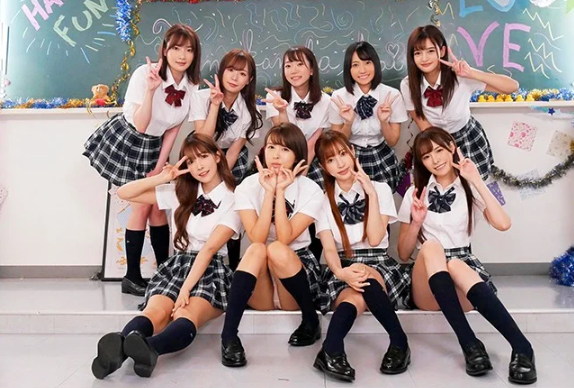 右を見ても左を見ても極上の美少女！『あっ♡あっ♡あんっ♡』教室内で乱交しまくりの夢の学園生活がここにｗｗ