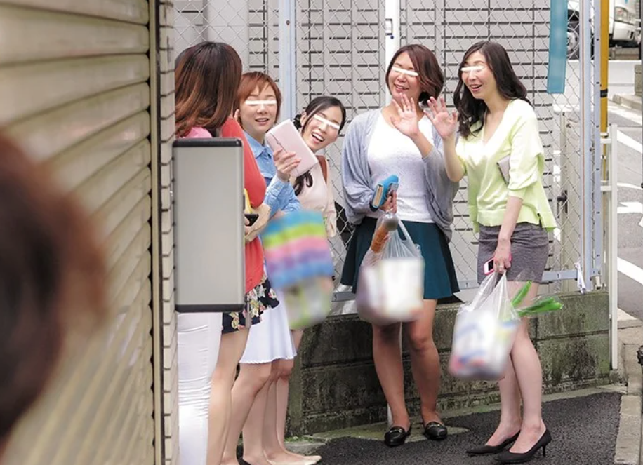 昼下がりの主婦達を襲う悲劇！『助かりたいならママ友を呼べよｗ』性欲が抑えきれない年頃の少年たちの玩具に成り下がる！