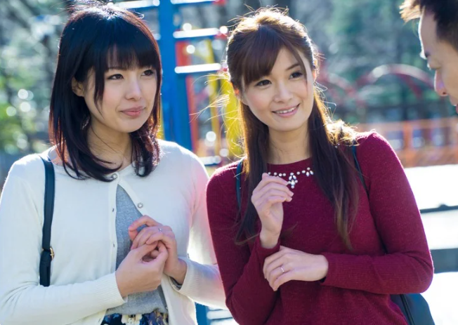久々のナンパに困惑しつつも喜びを隠せない昼下がりの人妻！『あんぅっ♡それヤバいよぉ♡』ママ友と一緒なら罪悪感も薄まる！