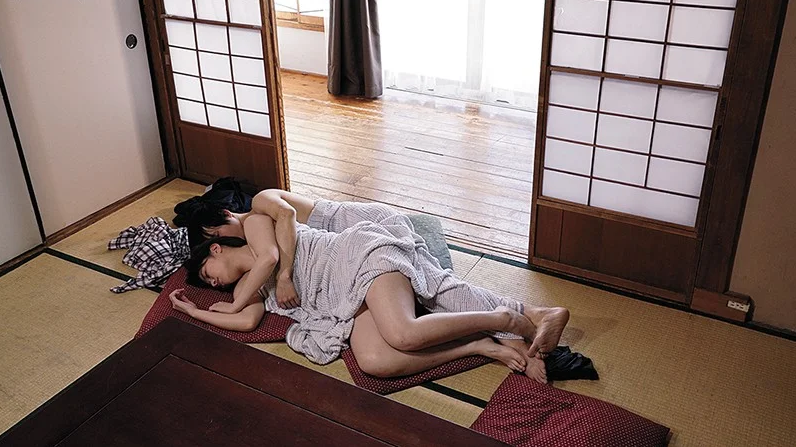 両親にバレないようお互いの感情を抑えていた男女が町内会旅行で両親不在になり本能むき出しでハメまくる！
