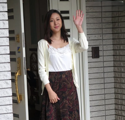店長に気に入られ薬で眠らされ凌辱された人妻が代わる代わる男の相手をさせられ性欲の捌け口扱いにされていく！
