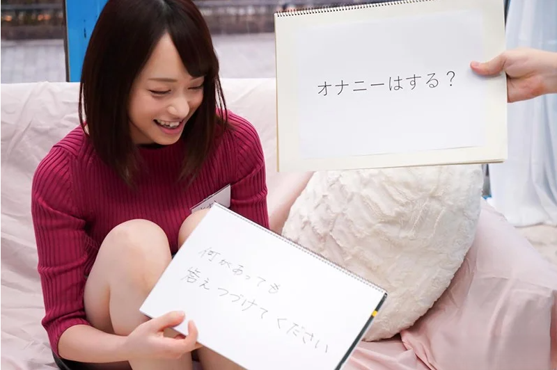 100の質問に答えるインタビュー中に男が現れ即ハメ！驚きとデカチンの刺激に潮吹きながら快楽に溺れる！