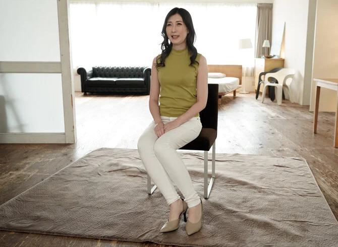 女だらけの世界で働き夫との営みがない人妻が欲望を満たすため不貞を覚悟し我を忘れて快楽に溺れる美熟女！
