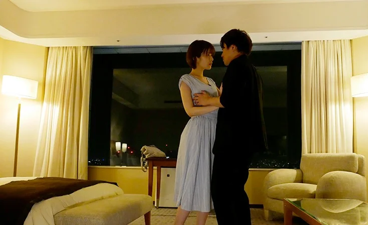 久しぶりに再会をした初恋の相手が清純だった彼女のほうから迫ってきてエロすぎるテクに翻弄され激しくハメまくる！