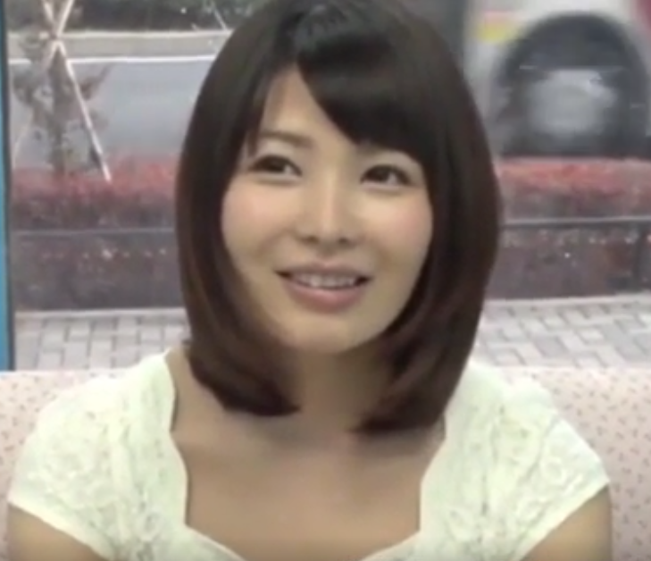 優しそうな人妻に声をかけチェリー君の自慰のお手伝いを依頼！チ〇ポ出され戸惑うも胸チラしつつ手コキサポート！