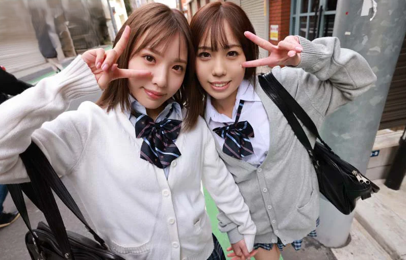 【白桃はな/福田ももx双子交尾】息ぴったりの双子制服娘に迫られ抜群のエロ技に悶絶し言いなりのままチ〇ポ弄ばれる！