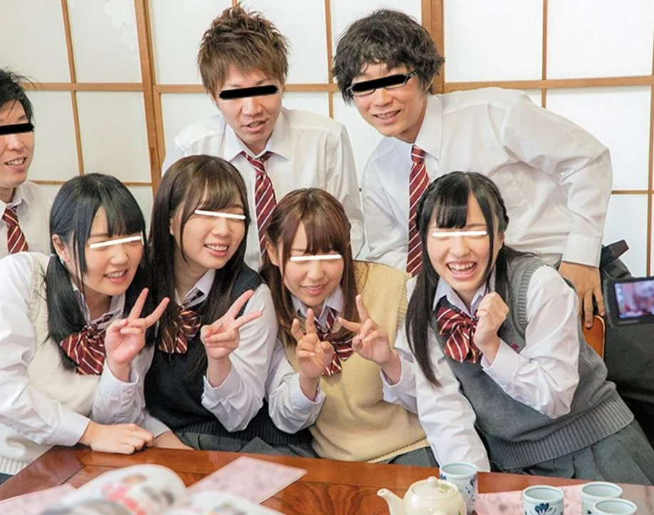 一生に一度の想い出は快楽の味！『あぐっ♡はふぅん♡』楽しい修学旅行で羽目を外してチ●ポをハメたJKが同級生と乱交にｗ