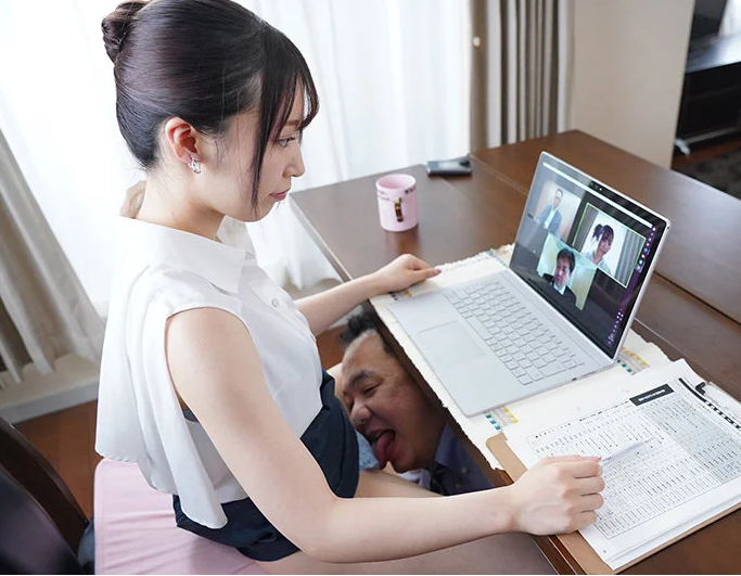 極端なほどオヤジ好きの女社長に狙われた社員が仕事中もお構えなしに絶対服従のハラスメントを仕掛けられ悶絶！