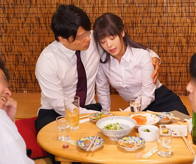 商談成立後の会食で泥酔した新人OLが上司と同じ部屋になり欲望むき出しの絶倫上司の餌食にされ陶酔していく！