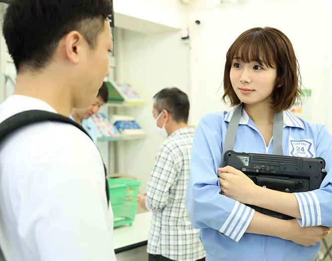 欲求不満の人妻がバイト先で知り合った学生に惹かれお互い我慢ができずに店内での不貞交尾を繰り返してしまう！