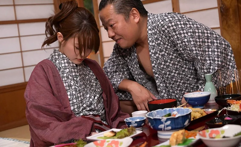 嫌悪感しかない醜悪オヤジ上司に薬で眠らされ無抵抗のまま凌辱され映像をネタに絶倫チ〇ポでイカサレまくる！