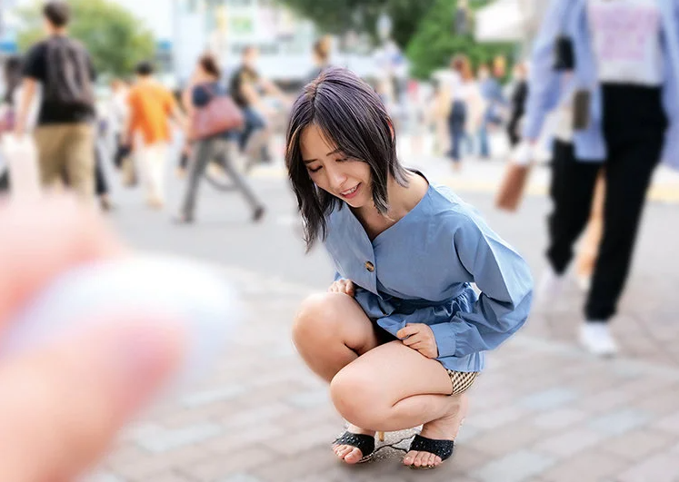 お姉さんにリモバイ仕掛けて人通りの多い街中を散歩させ羞恥プレイ！欲情して我慢できなくなり部屋でチ〇ポ貪る！