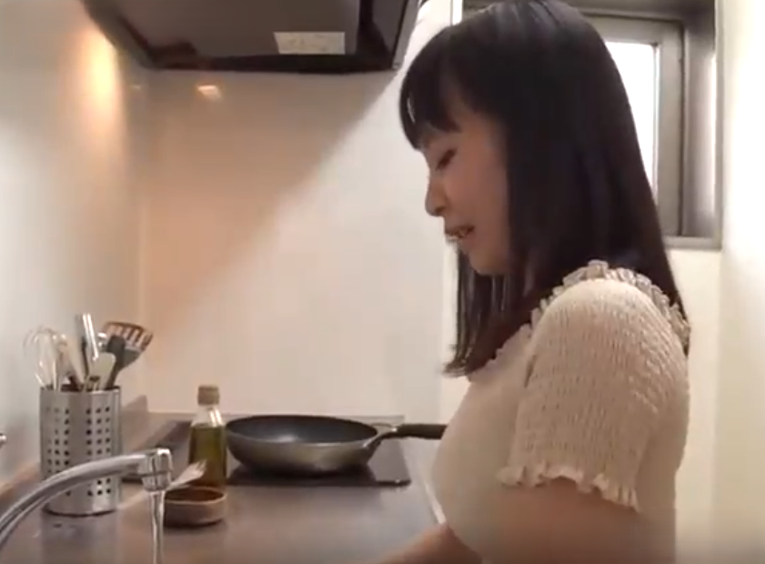 ほとんど年齢が同じ義母に息子が我慢ができずに夜這いをかけ嫌がるそぶり見せるもチ〇ポ見て欲情し禁断交尾へ！