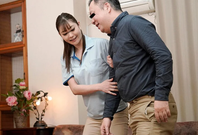 介護士は日頃のストレスでいつもムラムラ！『いっぱい出たねぇ♡』要介護の弱者オヤジのチ●ポを刺激し快楽でサポート！
