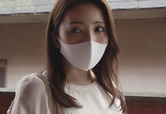 同じマンションに住む人妻は退屈な日々に欲求不満！『あふぅ…そこはダメ…♡』マスクを外せば淫乱な奥様の本性が…！