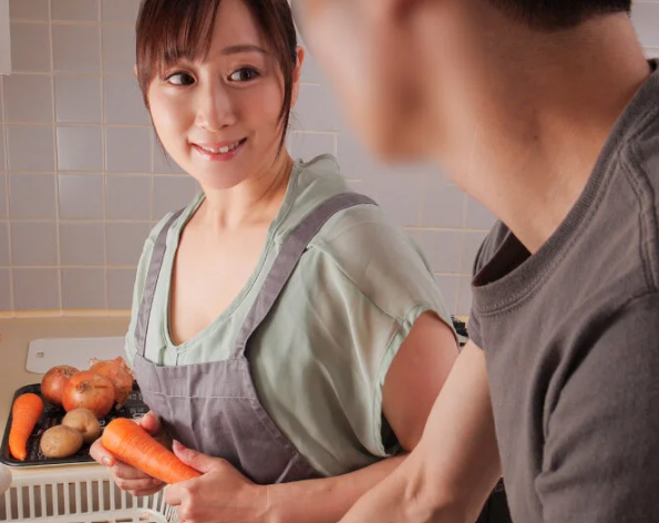 彼女の母は未発達チ●ポに興味津々！『私が童貞卒業させてあげようか♡？』初物は縁起が良いとばかりに大胆に咥え込む！