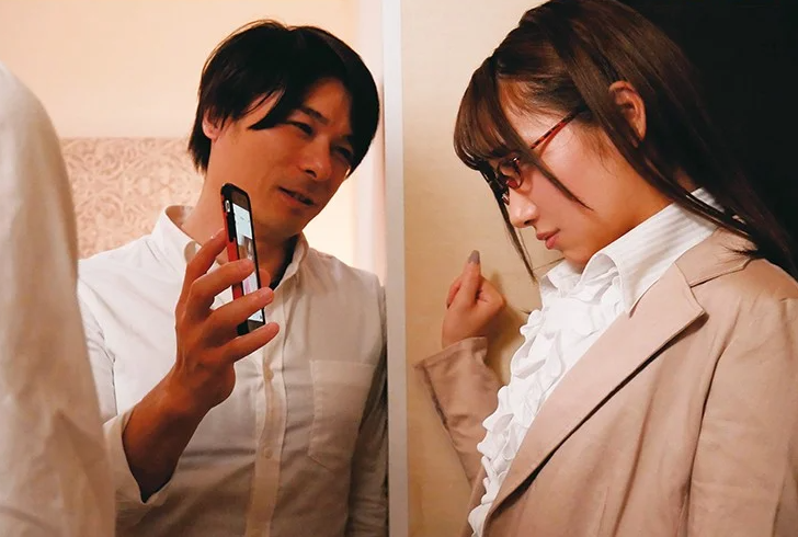 自撮りの卑猥な写真をネットにアップしたのがバレて生徒に脅され性欲旺盛な若者に弄ばれ性の捌け口になってしまう！
