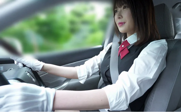 街中で車走らせ目当ての男を乗車させデカチン弄び交尾！むかつく客はエロボディでお仕置き交尾する痴女ドライバー！