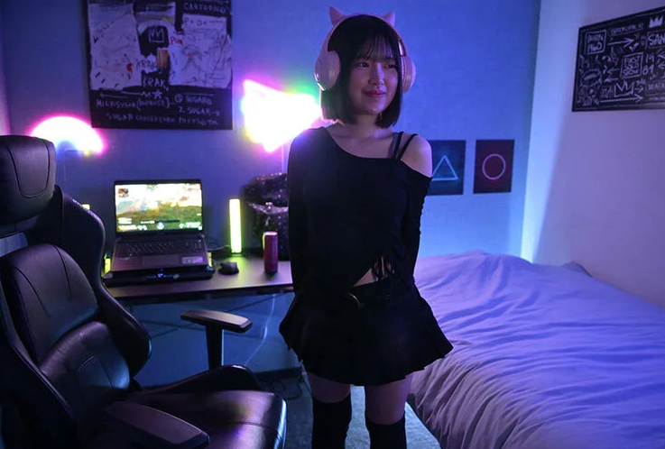 e-スポーツの世界から美少女プロゲーマーがAVデビュー！衣装を脱ぎ捨て豊満な肉体を曝け出し全感覚を開放する！