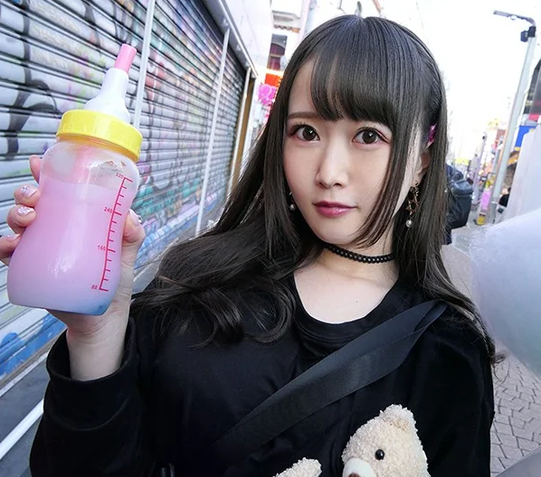 個性豊かなメンヘラ系のロリ美少女がAVデビュー！童顔スレンダーなデカ乳で性欲旺盛なほっとけないエロ娘！