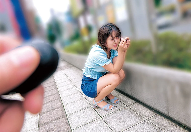 美少女にバイブ装着し街中散歩させ途中でスイッチ入り我慢する羞恥プレイ！スタジオで発情しスタッフチ〇ポ貪る！