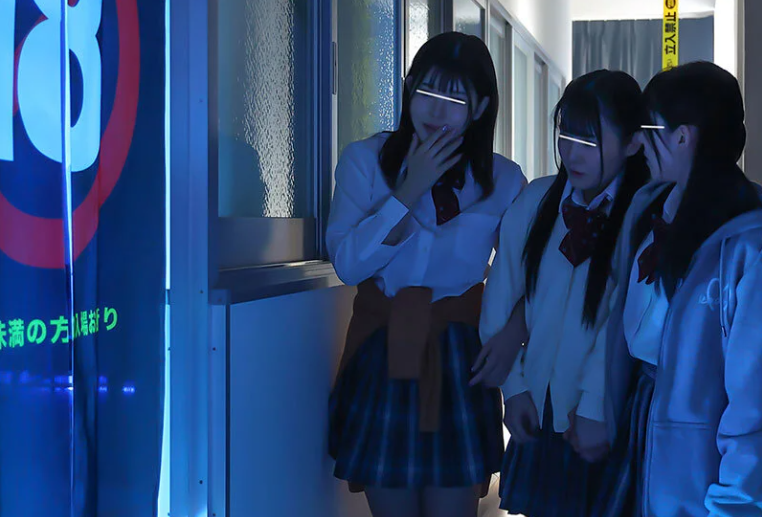 使用されていない校舎に暖簾が掛かった部屋があり興味本位で入るとエロい本能剥き出しの教師や生徒のヤリ部屋だった！