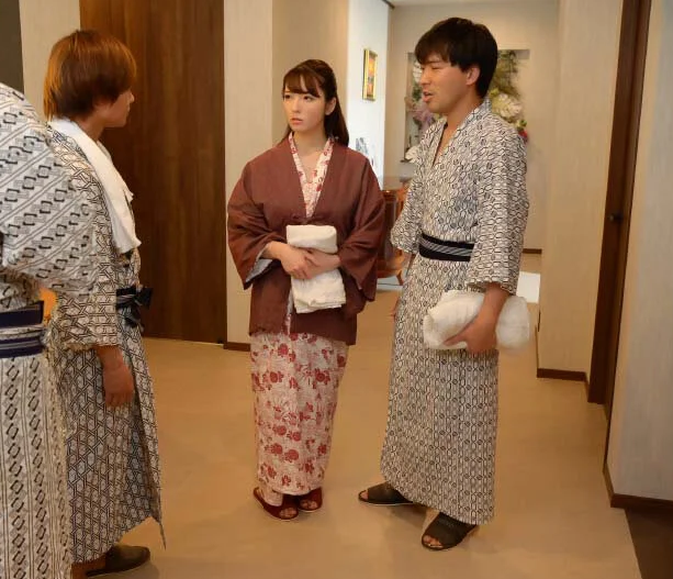 友人と温泉にいった際に職場の女上司の不倫現場に遭遇！弱みを握った男が混浴風呂で豊満な肉体を貪りまくる！