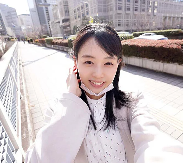 何も聞かされないまま撮影に入った美少女が不安から快感へと変わり底なしの欲求で男どもと休みなくハメまくる！